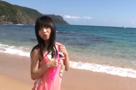 Ichigo Tominaga hot Asian model enjoys the beach