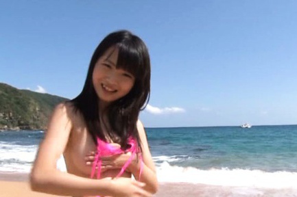 Ichigo Tominaga hot Asian model enjoys the beach